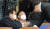 장제원 미래통합당 의원(오른쪽)이 20일 서울 여의도 국회에서 열린 비공개 의원총회에서 김무성(왼쪽)·정진석 의원(가운데)과 인사를 하고 있다 [뉴스1]