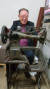 전남대학교에 12억원을 기부한 김병양 어르신이 자신의 손때가 묻은 공업용 재봉틀을 어루만지고 있다. 사진 전남대학교
