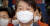 안철수 국민의당 대표가 15일 오후 서울 마포구 당사 개표상황실을 찾아 개표 방송을 지켜보고 있다. 연합뉴스
