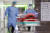 지난 13일 대구가톨릭대병원 코로나19 환자 이송팀이 환자를 음압카트에 싣고 검사실로 이동시키고 있다. 사진 대구가톨릭대학교병원