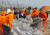 농번기를 맞아 부산해양경찰서 봉사대원들이 부산 강서구 대저동 들녘에서 폐비닐을 수거하고 있다.[중앙포토]