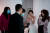 중국에서 코로나 19 상황 속에 지난 1분기 결혼과 이혼 신고가 모두 급감한 것으로 나타났다. 사진은 중국 우한에서 한 커플이 웨딩사진을 찍는 모습. [로이터=연합뉴스]
