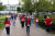 21일 백악관 앞에서 시위를 한 간호사들이 사회적 거리두기를 지키며 서 있다. AP=연합뉴스