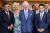 지난해 11월 인도를 방문한 영국 찰스 왕세자(가운데)와 만난 무케시 암바니(맨 왼쪽) 릴라이언스 회장. 두 사람 사이는 미국 가수 케이티 페리. 사진 AFP=연합뉴스