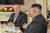 지난 2018년 10월 7일 평양을 방문한 마이크 폼페이오 미국 국무장관(왼쪽)과 김정은 북한 국무위원장. 사진 미 국무부