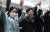 김민석 민주당 후보(왼쪽 둘째)가 4월 16일 당선이 확정되자 지지자들과 함께 두 팔을 들고 있다. / 사진:연합뉴스