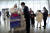 지난 8일 중국 후베이성 우한의 톈허 국제공항에서 마스크와 보호장구를 착용한 여행객이 공항 직원에게 문의를 하고 있다.[AP=연합뉴스]