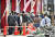 신종 코로나바이러스 감염증(코로나19)으로 긴급사태가 선포된 가운데 지난 8일 일본 오사카시의 한 파친코업체 앞에 개장을 기다리는 이들이 줄을 서 있다. [교도=연합뉴스] 