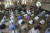 라마단을 하루 앞둔 22일 파키스탄 이슬람공화국의 남부 대도시인 카라치의 한 모스크에서 무슬림(이슬람 신자)들이 집단 예배를 진행하고 있다. AP=연합뉴스