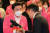 원유철 미래한국당 대표(왼쪽)가 4월 15일 총선 참패 직후 물러나는 황교안 미래통합당 대표를 위로하고 있다.