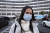 지난 22일 미국 뉴욕의 한 병원에서 근무하는 간호사가 마스크를 쓰고 병원 앞에 서 있다.[AP=연합뉴스]