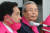 김종인 전 미래통합당 선대위원장(오른쪽)이 지난 2일 선대위 회의 도중 심재철 전 공동선대위원장의 발언을 듣고 있다. 오종택 기자