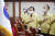 정세균 국무총리가 25일 오전 정부서울청사에서 열린 임시 국무회의에서 국기에 경례하고 있다. 연합뉴스