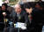 박정희 전 대통령 기념·도서관 개관식이 열린 2012년 2월21일 당시 박근혜 새누리당 비상대책위원장과 대화하고 있는 김 회장. [중앙포토]