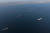 미국 캘리포니아주 롱비치 상공에서 해안경비대 헬기에서 촬용한 대기 유조선의 모습. 롱비치 주변에는 27척의 대형 유조선이 하역을 기디라고 있다. 전 세계 석유 재고가 넘쳐 가격이 떠러질 수밖에 없음을 보여주는 장면이다. 로이터=연합뉴스 