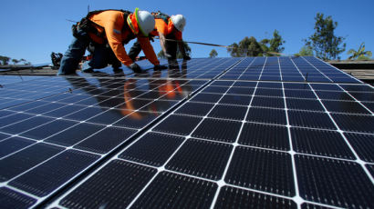 미국 주택 지붕 4곳 중 1곳에선 한국산 태양광 전기 만든다