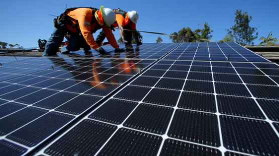 미국 주택 지붕 4곳 중 1곳에선 한국산 태양광 전기 만든다