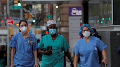 美 일부 경제재개 날, 코로나 사망 5만명 넘어 '세계의 26%'