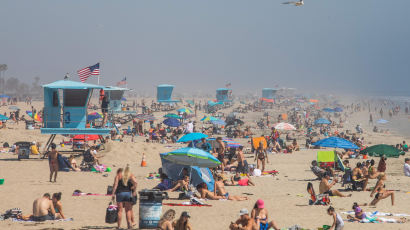  [서소문사진관]미 캘리포니아에 40도 폭염, 수만 명 해변으로 몰려