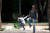 26일 스페인 발렌시아의 한 거리에서 아빠와 아이가 축구를 하고 있다. AFP=연합뉴스
