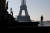 프랑스 파리의 대표적인 관광지 에펠탑 주변의 모습. 코로나19 팬더믹으로 봉쇄 조치가 내려져 오가는 사람이 거의 없다. [로이터=연합뉴스] 