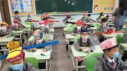 교실서 '1ｍ 날개 모자' 쓴 中아이들···코로나가 만든 웃픈 풍경