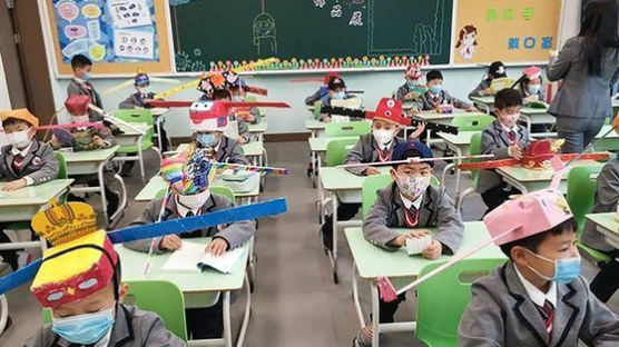 교실서 '1ｍ 날개 모자' 쓴 中아이들···코로나가 만든 웃픈 풍경