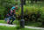 26일 스페인 세비야의 한 공원에서 아빠와 딸이 놀고 있다. AFP=연합뉴스