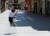 26일 스페인 그란카라니아 섬의 한 거리에서 어린이가 공놀이를 하고 있다. 로이터=연합뉴스
