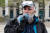 유명 셰프 호세 안드레스가 지난달말 월드 센트럴 키친 팀과 함께 미국 워싱턴에서 식사를 전달하기 전 코로나 19 확산 방지를 위한 마스크를 착용하고 있다. [로이터=연합뉴스]