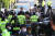 27일 오전 서울 서대문구 연희동 전두환 전 대통령 자택 앞에서 5.18 단체 관계자들이 임을 위한 행진곡을 부르고 있다. 연합뉴스