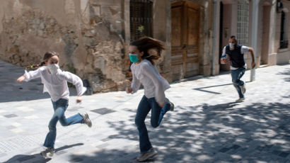 [서소문사진관]'6주 만에 나왔어요', 스페인 어린이 외출 제한적 허용