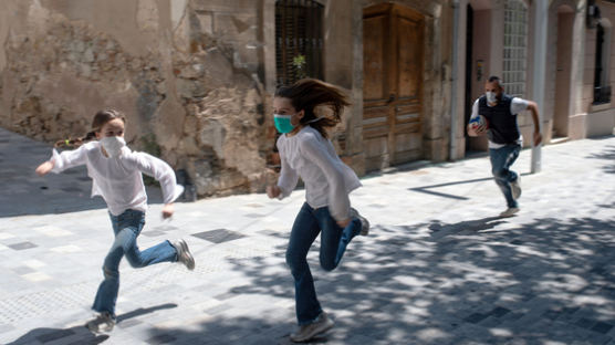 [서소문사진관]'6주 만에 나왔어요', 스페인 어린이 외출 제한적 허용