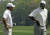 지난 2007년 PGA 투어 와초비아 챔피언십 프로암에서 대화를 나누는 우즈(왼쪽)와 조던. [AP=연합뉴스]