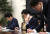 송인배 당시 청와대 제1부속실장(가운데)이 2018년 4월 20일 남북 직통전화를 설치한 뒤 북한 국무위원회 담당자와 시험 통화를 하고 있다.[사진 청와대]