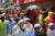 방글라데시 수도 다카의 주민들이 지난 16일 국영상점에서 파는 상품을 사기 위해 줄을 서 있다. 로이터=연합뉴스 