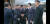 2018년 6월 10일 북미 정상회담을 위해 싱가포르 공항에 도착한 김정은 북한 국무위원장을 에릭 테오 당시 싱가포르 외교부 동북아국장(현 주한대사)가 반갑게 악수하고 있다. [유튜브 영상 촬영]