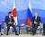 블라디미르 푸틴 러시아 대통령(오른쪽)과 아베 신조 일본 총리가 지난해 9월 5일 러시아 극동 블라디보스토크에서 열린 '동방경제포럼' 행사장에서 양자 회담을 하고 있다. [연합뉴스] 