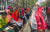 방글라데시 섬유 노동자들이 지난 16일 수도 다카에 모여 체불 임금 지급을 요구하는 연좌시위를 벌이고 있다. AP=연합뉴스 