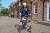 톰 무어 할아버지가 지난 16일(현지시간) 영국 북부 자신의 집 정원에서 25m 구간을 보행 보조기구를 이용해 걷고 있다. [AFP=연합뉴스]