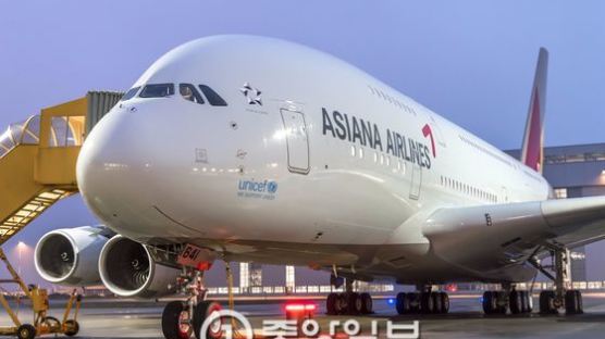 아시아나 코로나 직격탄···A380 조종사 143명 자격 날아갈 판