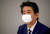 지난 7일 아베 총리가 총리관저에서 열린 감염대책본부 회의를 주재하고 있다. [로이터=연합뉴스]