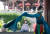 29일 재개장한 중국 후베이성 우한의 황학루에서 한 무용수가 전통 공연을 하고 있다. 이를 어린이들이 지켜보고 있다.[AFP=연합뉴스]