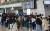 황금연휴를 앞둔 29일 김포공항 국내선 청사가 승객들로 붐비고 있다. 연합뉴스