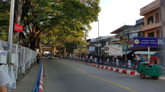 [더오래]"미얀마 돈 안받아요" 태국 돈 내라는 미얀마 상점들