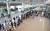 황금연휴를 앞둔 29일 김포공항 국내선 청사가 승객들로 붐비고 있다. 연합뉴스