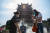  중국 후베이성 우한의 대표적 관광지 황학루가 29일 재개장 했다. 관광객들이 마스크를 쓴 채 구경을 하고 있다.[AFP=연합뉴스]