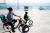 미국과 유럽 등지에서는 코로나19 시대 이동수단으로 자전거가 각광을 받으며 매출이 급증하고 있다. 지난 26일 스페인 바르셀로나에서 여성과 아동이 자전거를 타고 이동하고 있다. [EPA=연합뉴스]