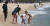 30일 외국인 가족이 부산 해운대해수욕장에서 바닷물에 발을 담그는 등 물놀이를 즐기고 있다. 송봉근 기자