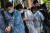 지난달 28일 중국 상하이의 한 회사 앞에서 노동자들이 마스크를 쓴 채 관련 서류를 받기 위해 줄을 서 있다.[AFP=연합뉴스]